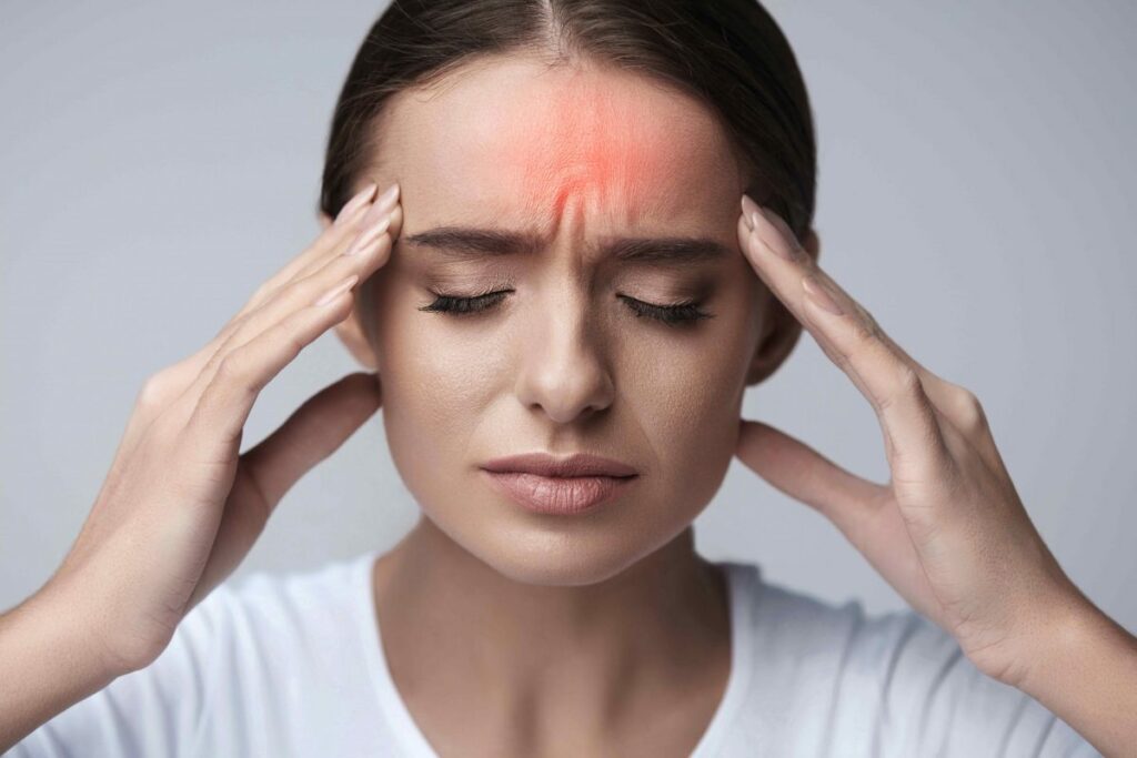 علت سردردهای مکرر چیست؟ چه زمانی باید به پزشک مراجعه کرد؟