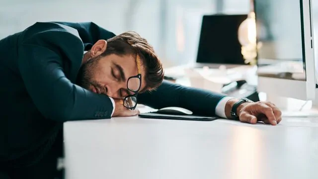 علت خستگی همیشگی چیست و چه زمانی باید به پزشک مراجعه کنیم