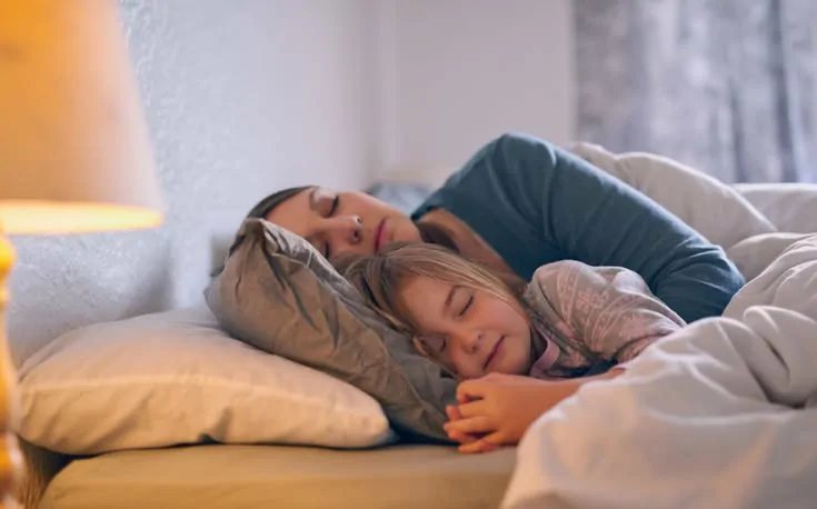 آیا خوابیدن کنار کودک عادت بدیه؟