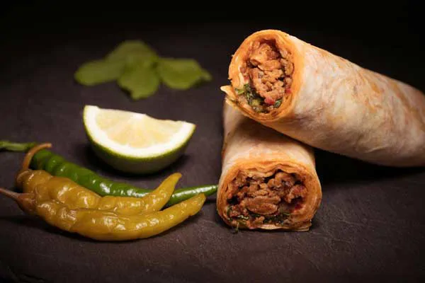 ساندویچ گوشت ترکی خوشمزه با سس مخصوص