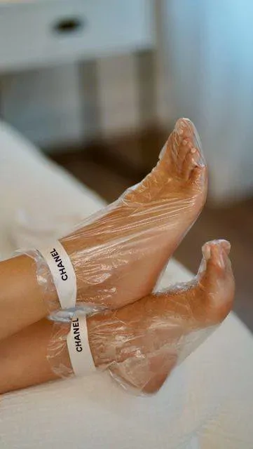 آیا آب داغ باعث خشکی دست و پا می‌شود؟